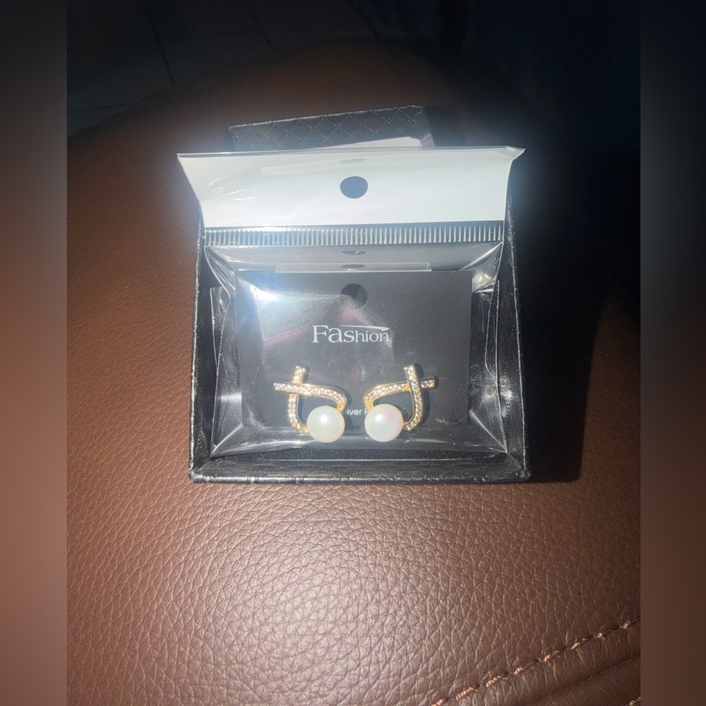 Faux Elegant Gold and Button Pearl Earrings NWT